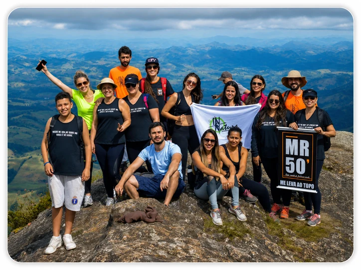 Grupo de alunos do MR 50’ reunidos ao ar livre