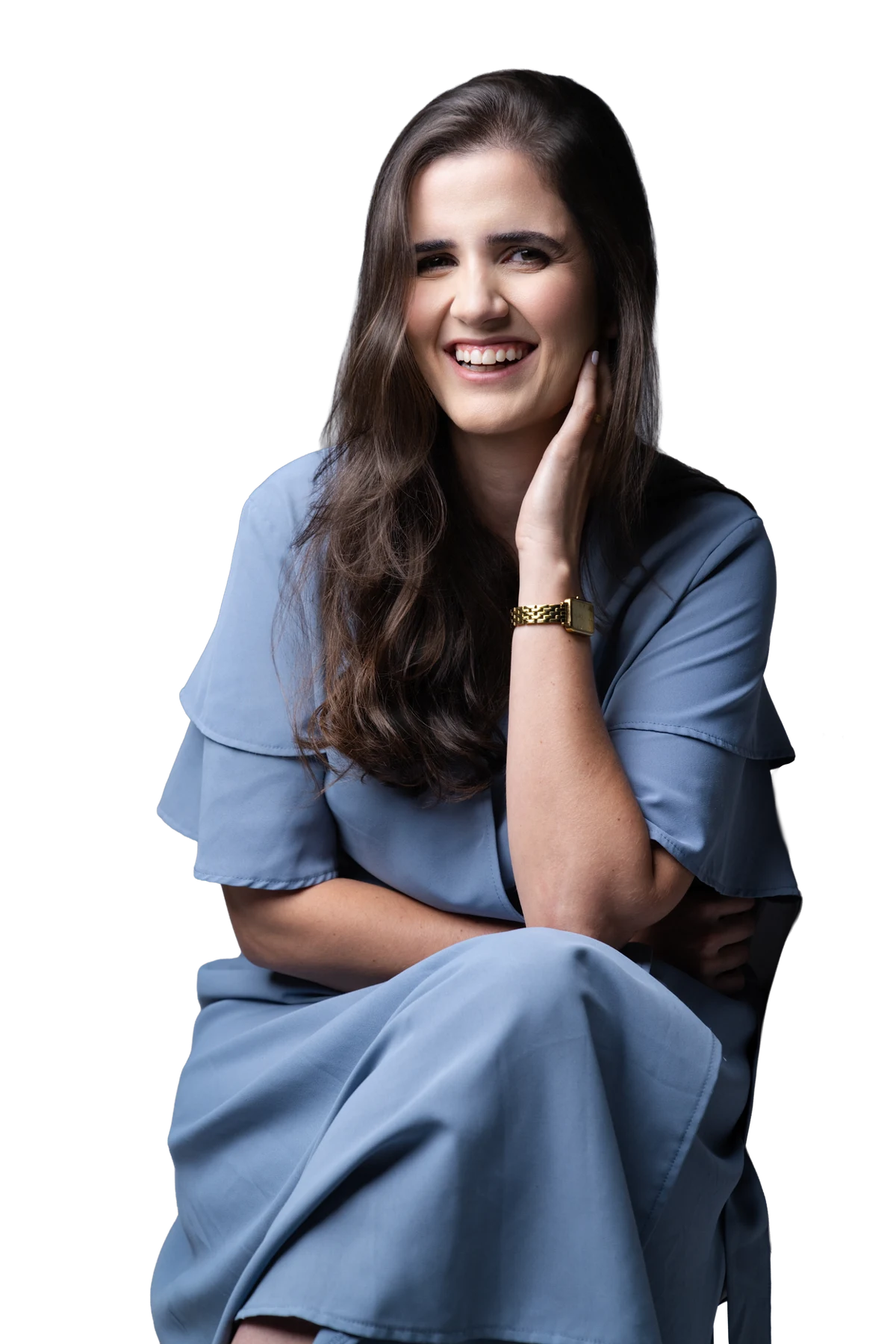 Mayse Resende sorrindo, sentada em um retrato profissional