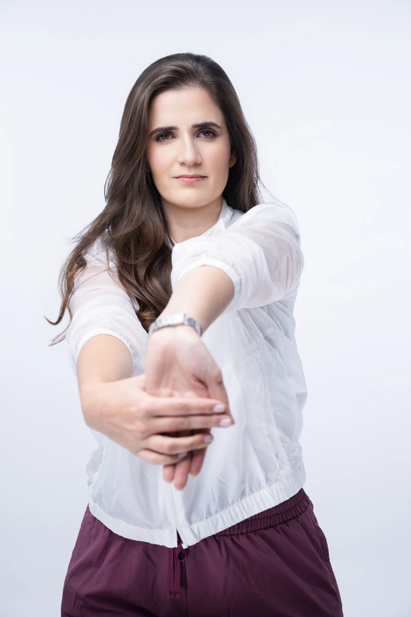 Mayse Resende em uma pose de alongamento